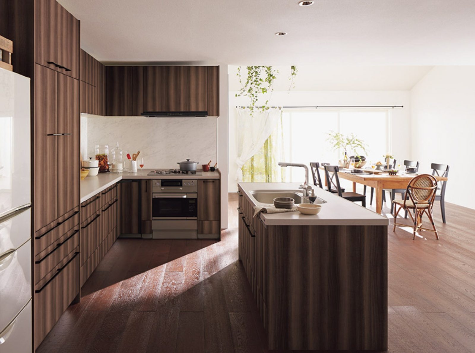 CLEANUP STEDIA L 型壁掛廚房，工作面沿兩面牆展開