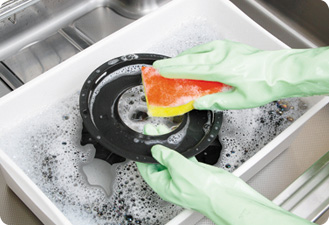 爐架與接油盤泡中性洗劑溫水後用海綿刷洗