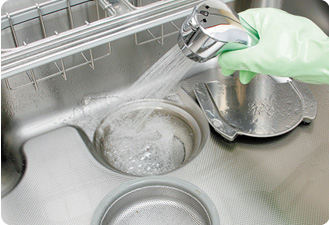 用水沖洗廚房排水口內部