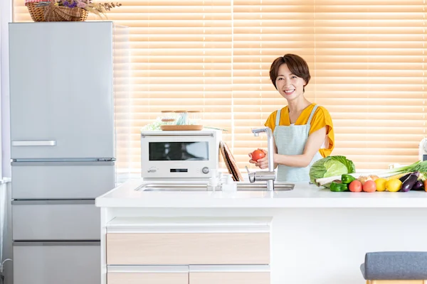 開冰箱拿取食材的情境