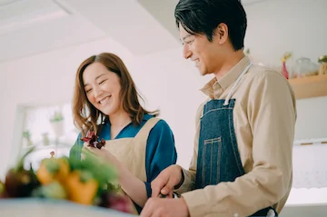親子一起下廚的情境