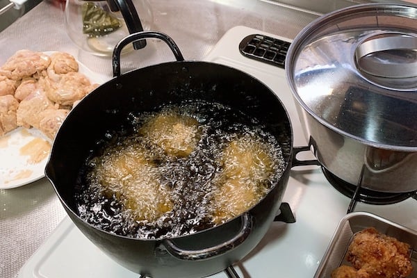 炸物調理時油點四濺的示意