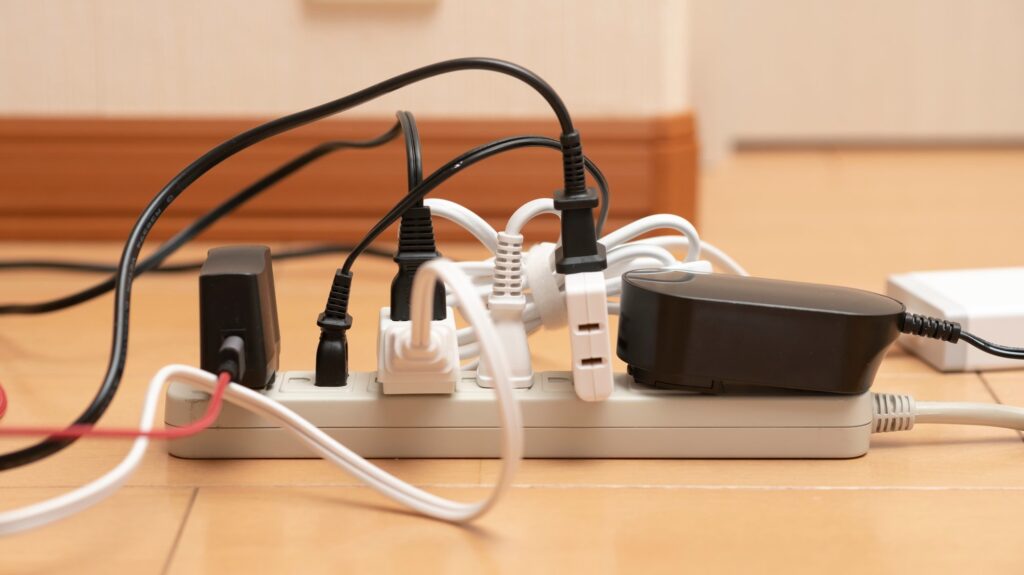 排插串接多個高瓦數家電的風險示意