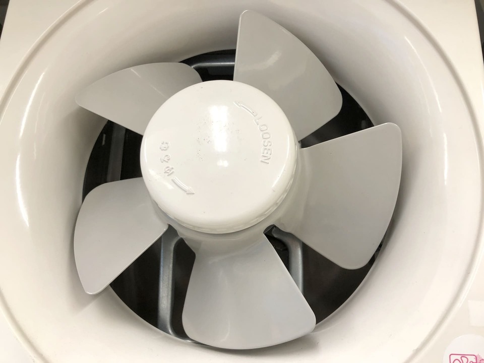 老式外露的螺旋槳換氣扇
