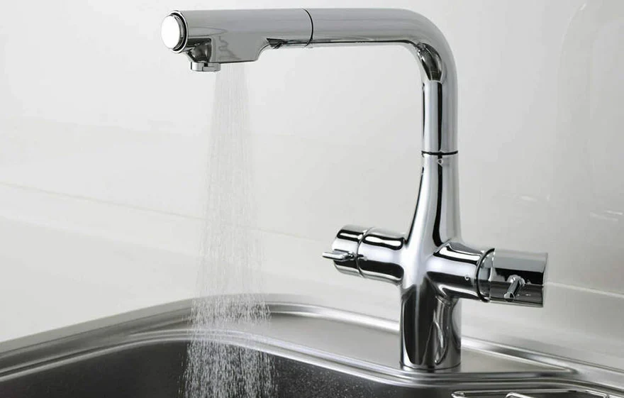 淨水器內建水龍頭，一支切換自來水與淨水