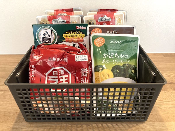 帶把手的收納盒方便取放高處物品