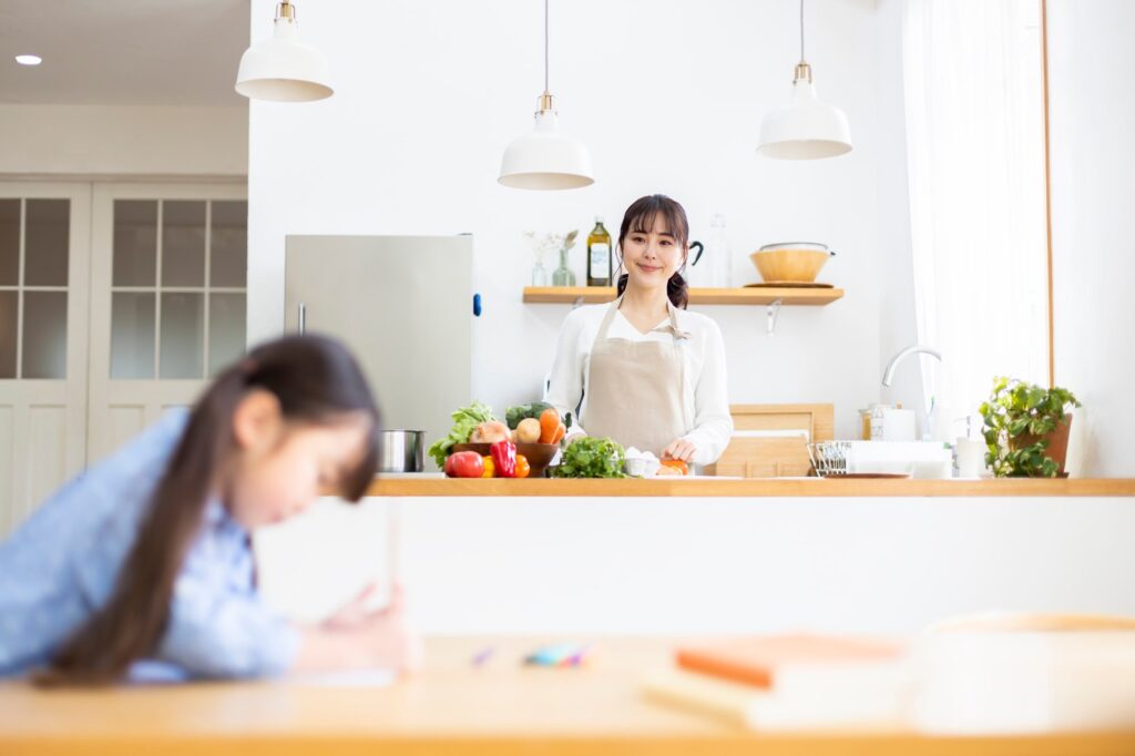 邊做菜邊看顧孩子寫功課的對面式廚房