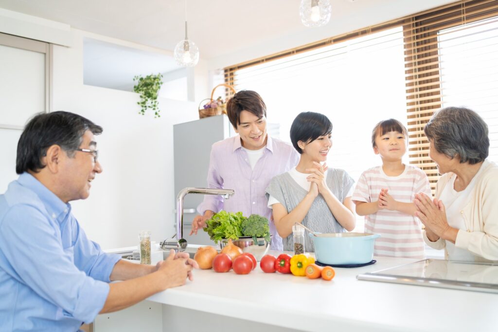全家圍著中島廚房共度時光