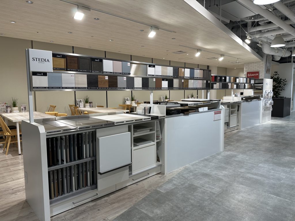 STEDIA 門片色樣的展示牆（日本展示間）