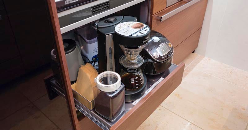 家電收納櫃:咖啡機、咖啡豆與濾紙收在同一層