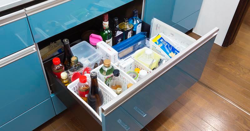 調味料集中一個抽屜、以收納盒分類