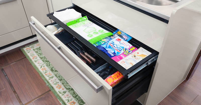 淺型內抽盤集中收納水槽周邊清掃用品