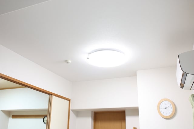 廚房與客餐廳使用吸頂燈的實例