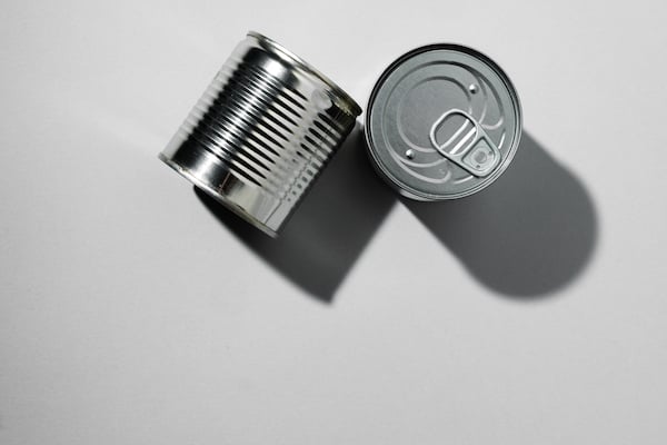 罐頭橫放、標籤朝上,由上往下一目瞭然