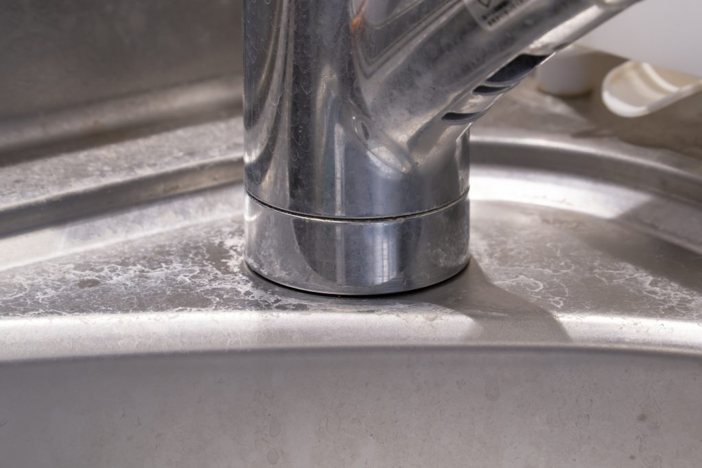 水龍頭根部與接縫堆積的白色水垢