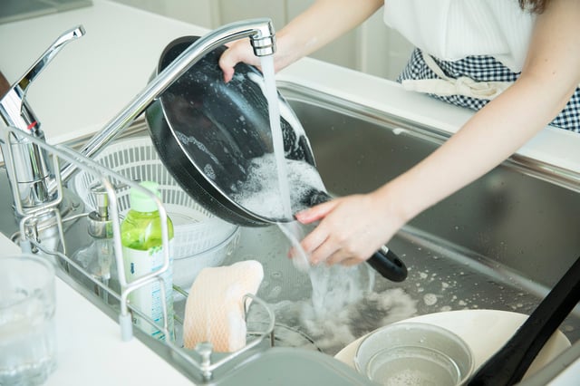 鍋具油污直接下水槽,是排水口油垢的來源