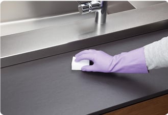 先用沾濕的科技海綿輕擦