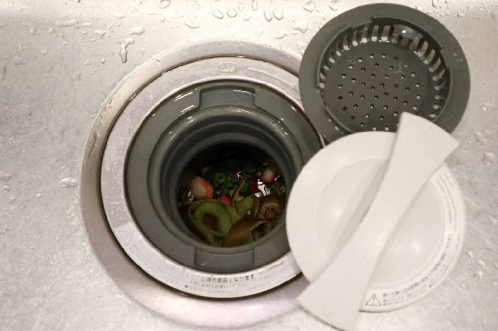 裝在排水口的廚餘粉碎機