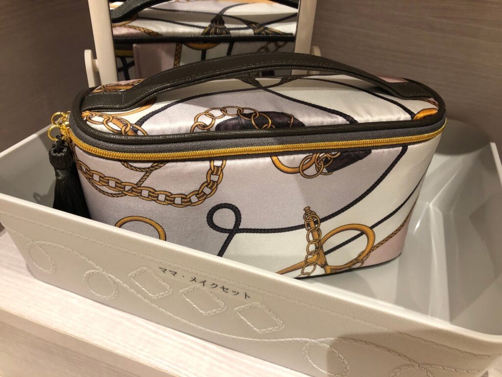 餐桌旁化妝品與書籍指定席的實例照