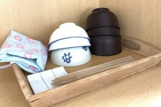孩子一家物品集中收在閒置空間的示意圖