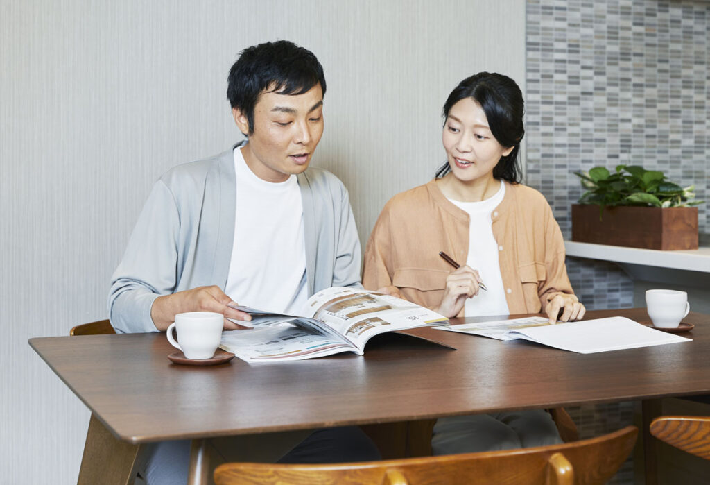 夫妻一起對照型錄逐項確認估價內容