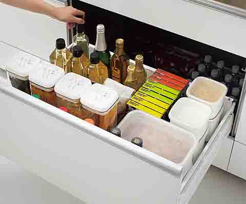 抽屜式收納：調味料與器具從上方一眼看盡