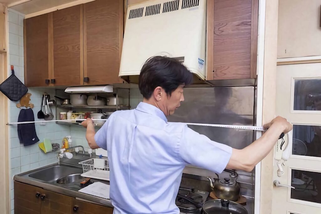 丈量人員實測廚房各部位尺寸