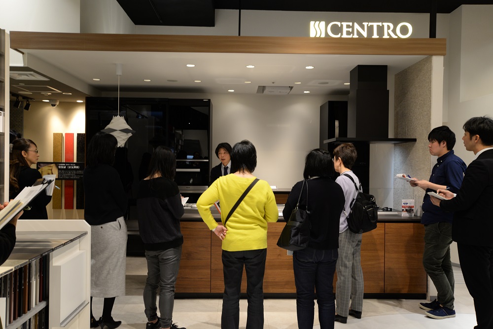 參加者在展示中心實地體驗 CENTRO