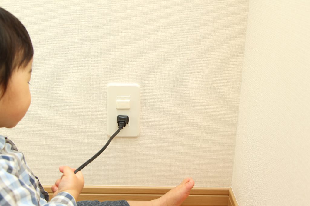 快煮壺等家電的電源線垂落,容易被孩子拉扯