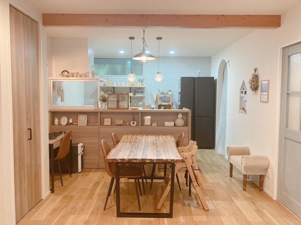 客餐廳同樣以木紋統一的空間