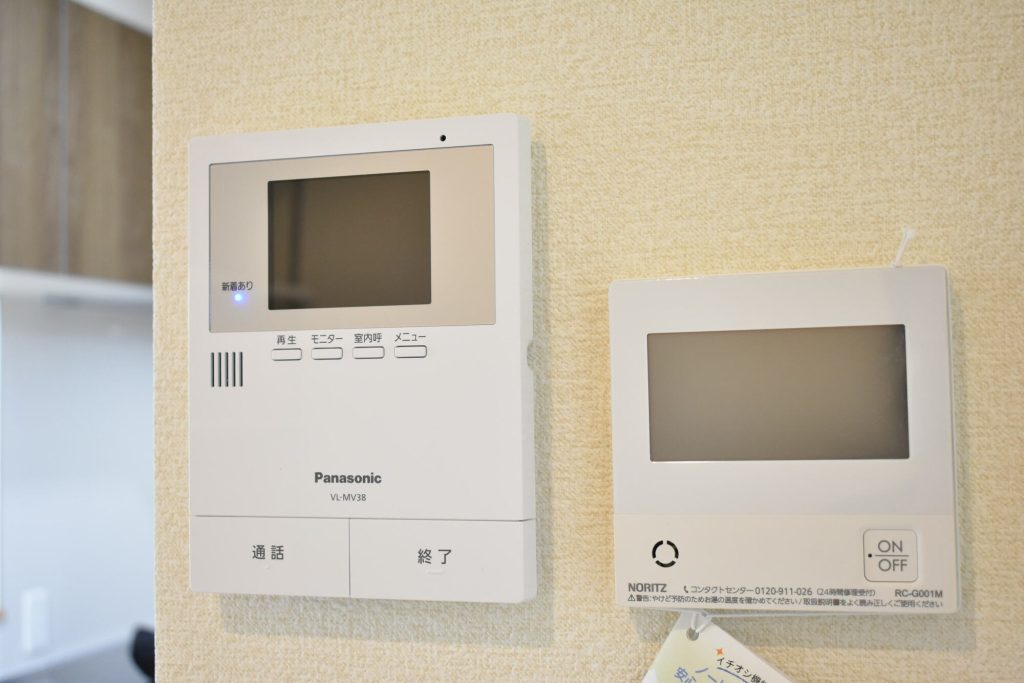 裝在牆上的對講機室內機