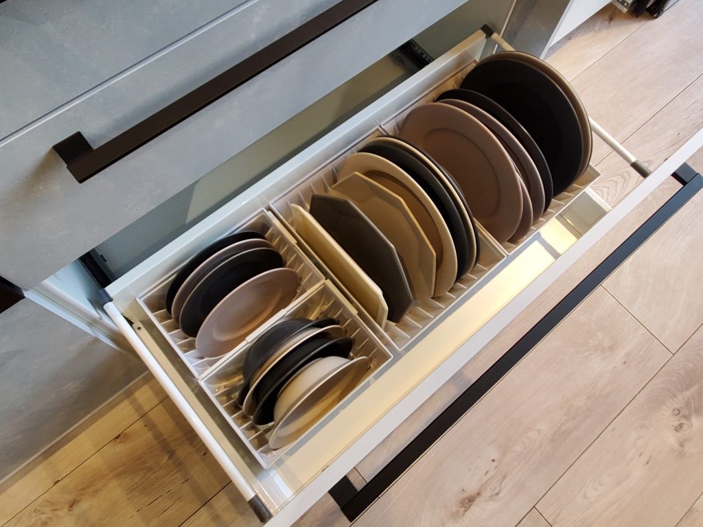 用立架隔開，減少刮傷與餐具碰撞