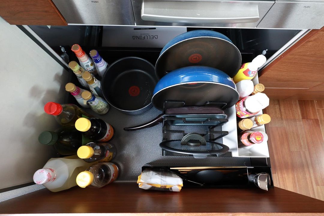 屋主實例：背面收納抽屜裡的盤架，餐盤立得整齊