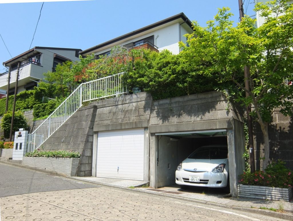 改造前有高低差與擋土牆的坡地住宅