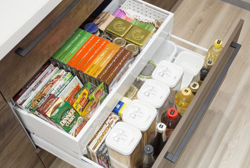 指定廚房抽屜一格作為食品庫存區的實例