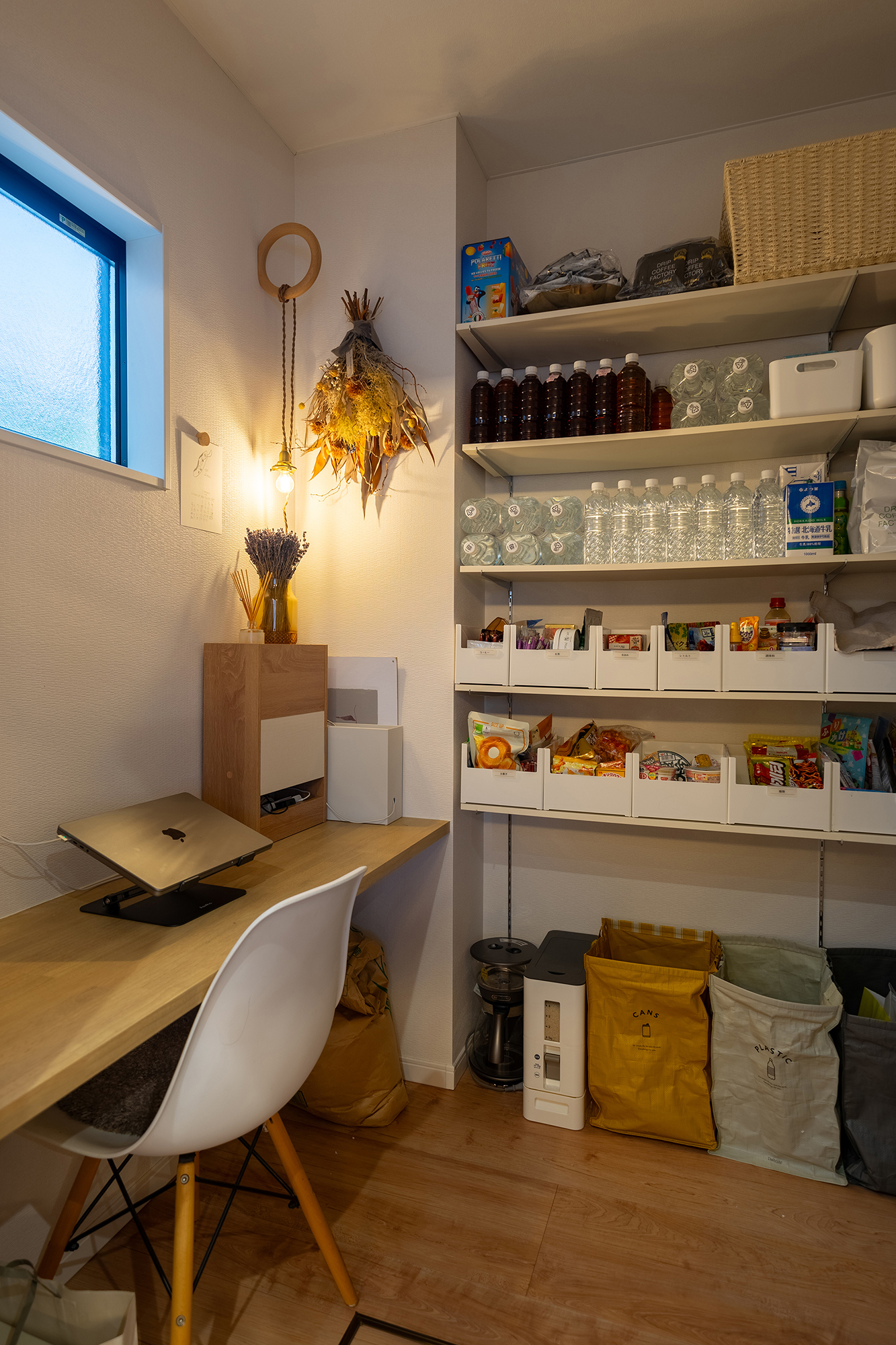 食品儲藏室內兼作書桌的角落