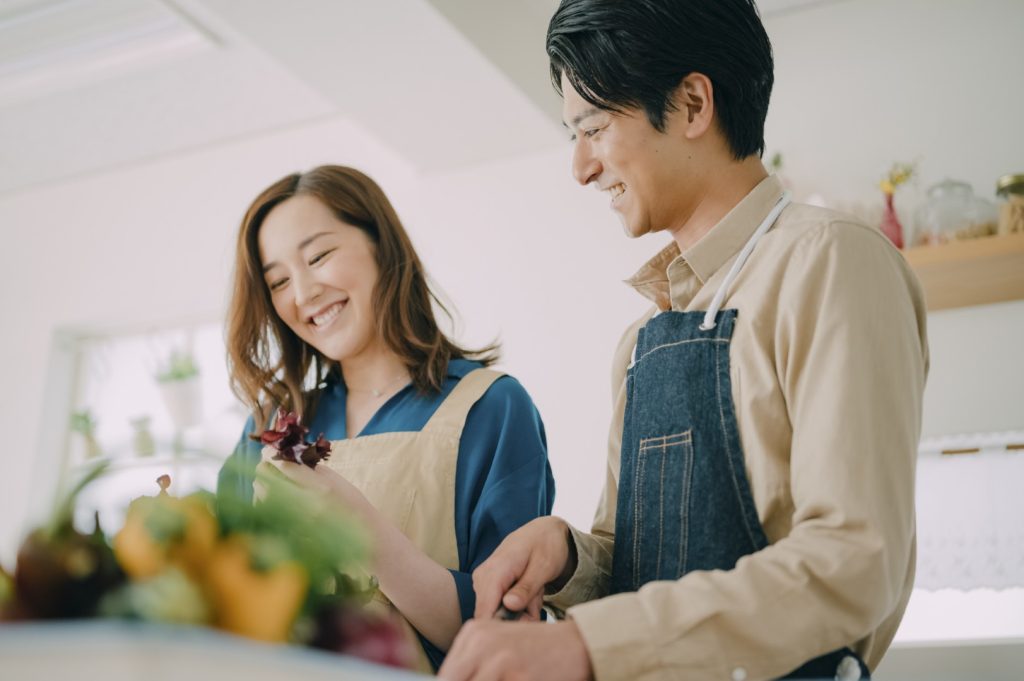 夫妻兩人一起下廚的場景