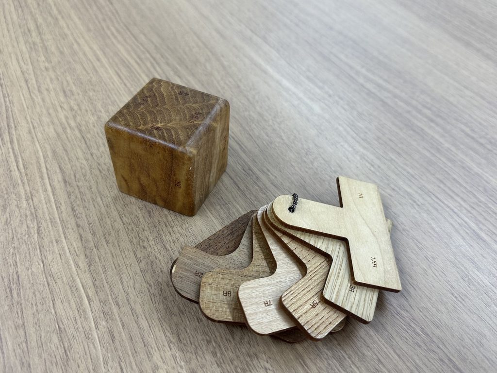用砂紙削出的無垢木比例模型