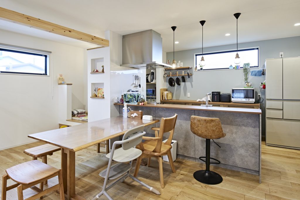 廚房端的隱藏小空間成了孩子的祕密基地