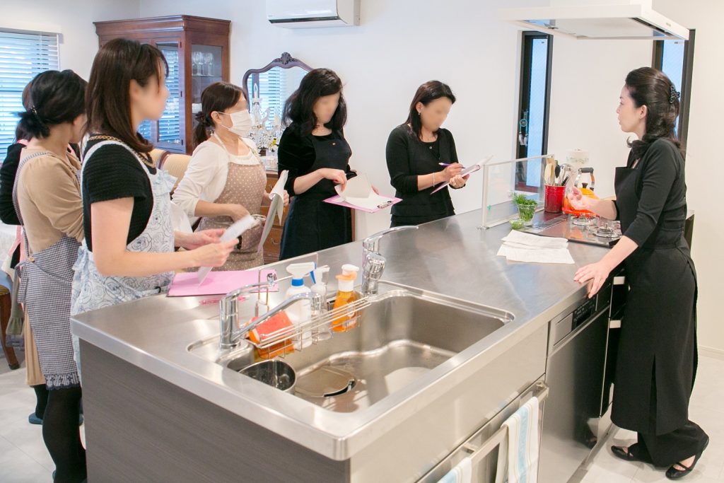 以不鏽鋼中島為核心的島型廚房，兼作料理教學使用