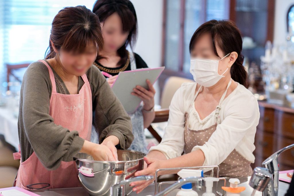 寬敞的中島檯面，讓多人一起備料也從容
