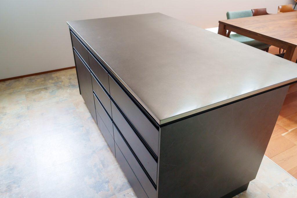 薄型檯面帶出俐落的線條感