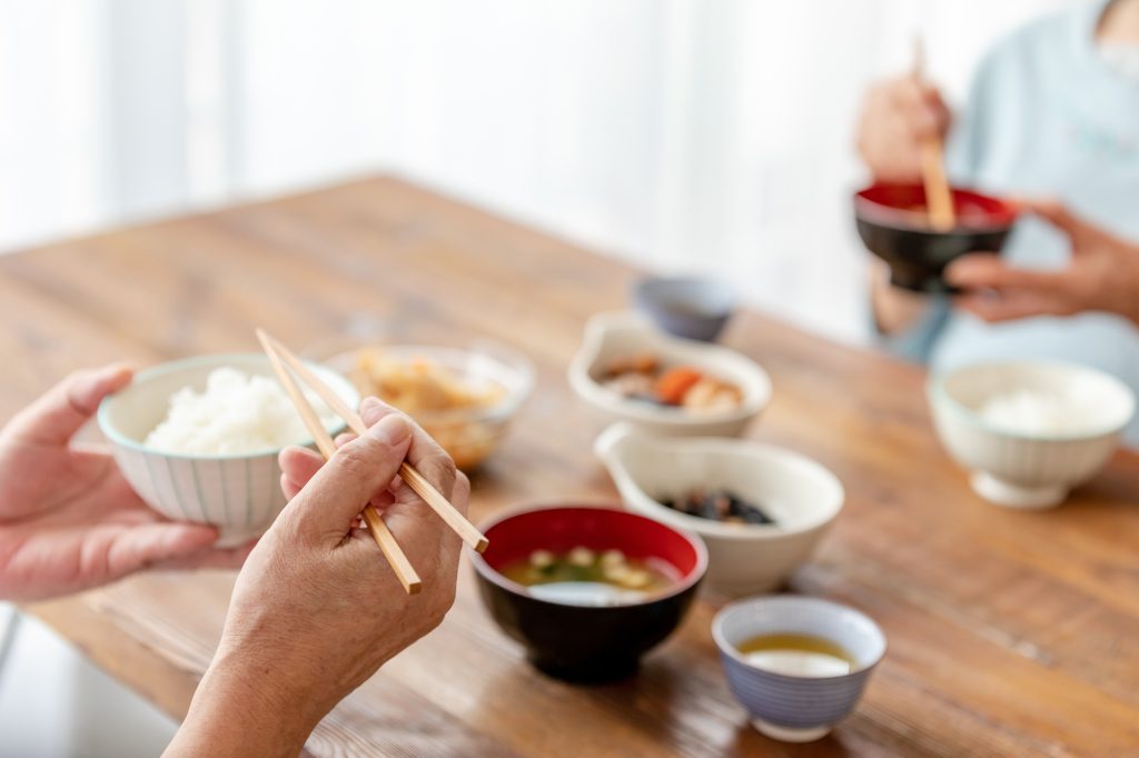 兩代同桌吃飯的日常餐桌風景