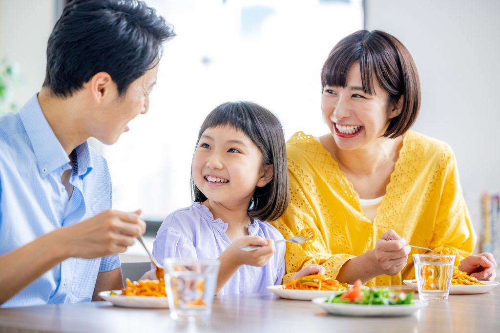 各設廚房讓兩戶都能照自己的步調用餐