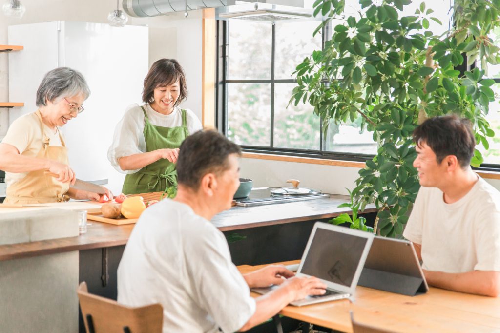 兩代一起站進廚房討論規劃的情景